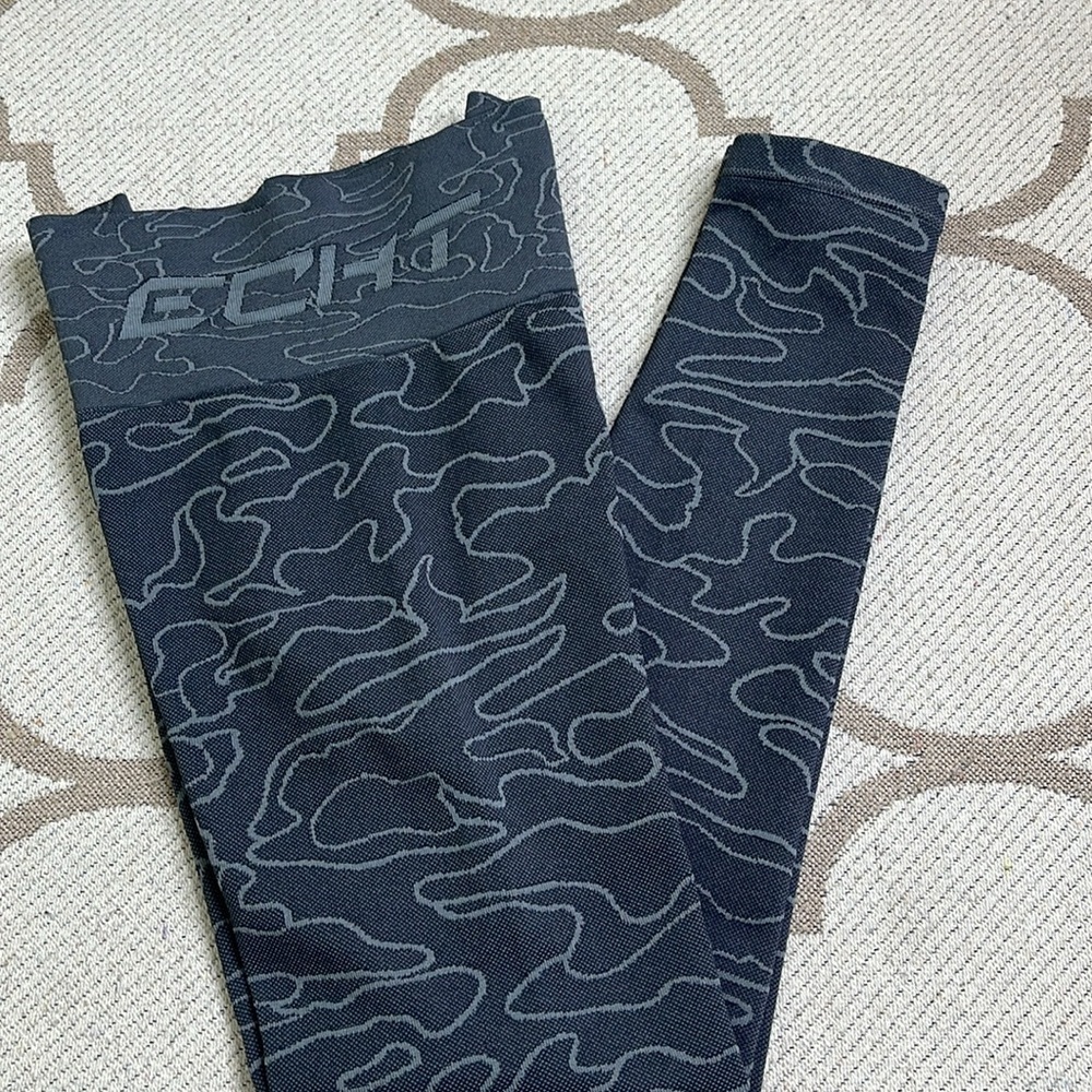 Echt Arise Camo Leggings, size medium - Picture 3 of 14